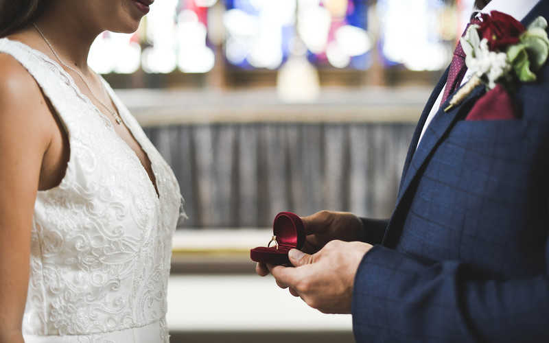 Kościół Anglii: W ślubach może brać udział 5 osób