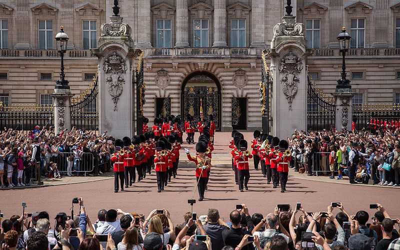 W UK zawieszono uroczyste zmiany warty przed pałacami królewskimi