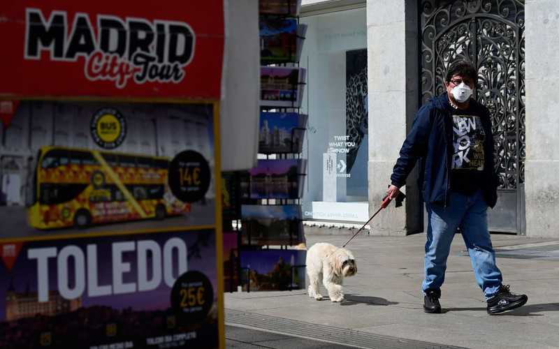 Hiszpanie pożyczają psy, żeby wyjść na spacer w czasie epidemii
