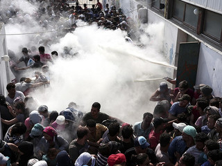 Grecja: Policjanci użyli gaśnic i pałek, żeby uspokoić tłum imigrantów