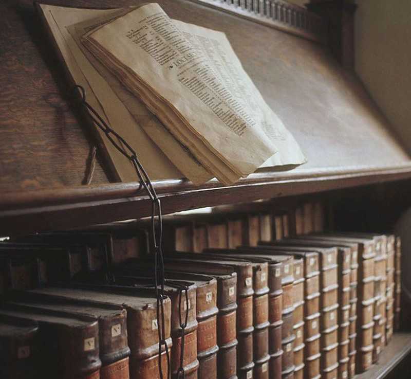 Ciekawe znalezisko w bibliotece w Cambridge: W księdze leżało stare ciastko