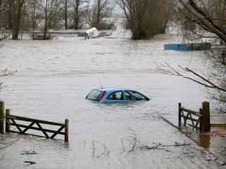 Anglia: pierwsze ofiary sztormu i wichury. Pogoda ma nieco odpuścić