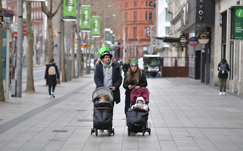 Irlandia: Rząd wprowadza restrykcje w walce z koronawirusem i pomaga gospodarce