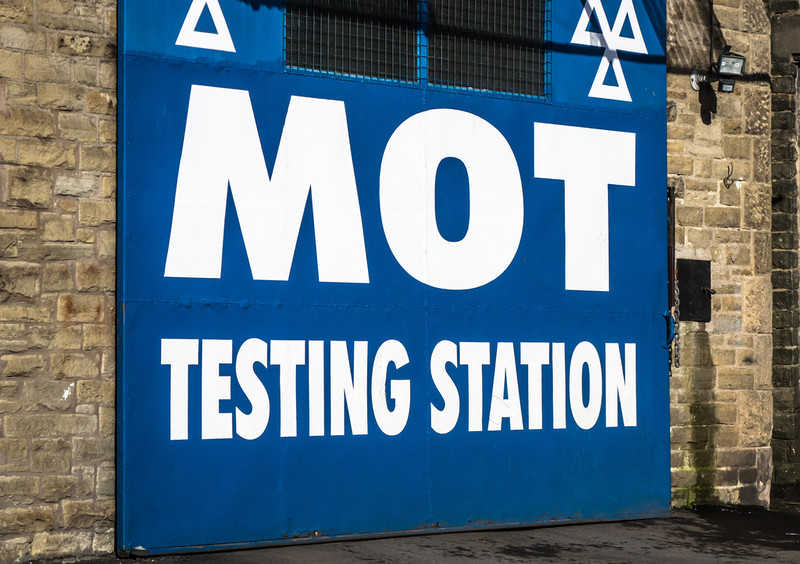 MOT: Przegląd techniczny auta w UK "odroczony o 6 miesięcy"