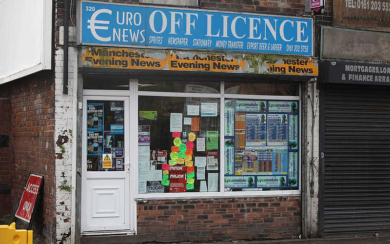 Koronawirus w UK: Sklepy off-licence dodane do listy "niezbędnych usług"