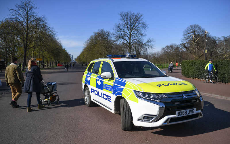 Policja w UK stawia punkty kontrolne, aby sprawdzać, dokąd zmierzają kierowcy