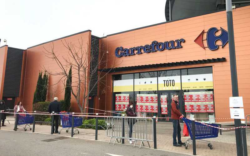 Pracownicy Carrefoura nie chcą pracować po śmierci kasjerki na Covid-19