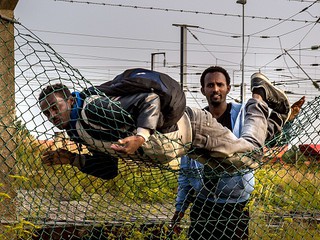 Imigranci wciąż szturmują Eurotunel. Wzmocniono ochronę policyjną