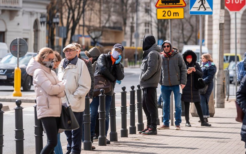 MZ: Jeśli ktoś czuje się bezpieczniej nosząc maseczkę, to powinien ją nosić