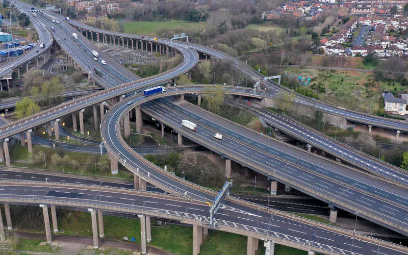 Brytyjski rząd "zaniepokojony" liczbą samochodów na drogach