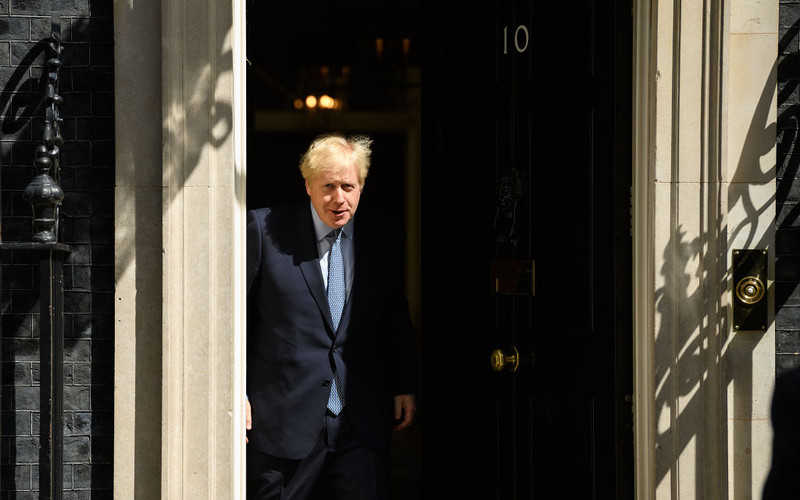 Coronavirus: Boris Johnson stays isolated with mild symptoms