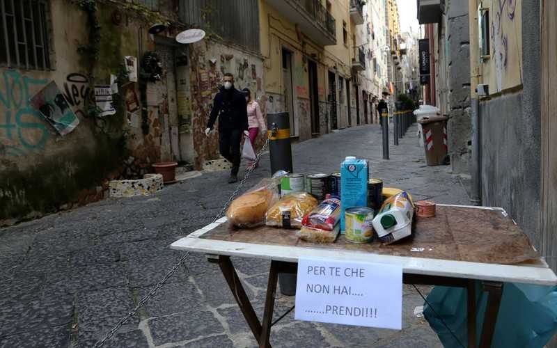 Włochy: "Koronawirus nie minie latem"