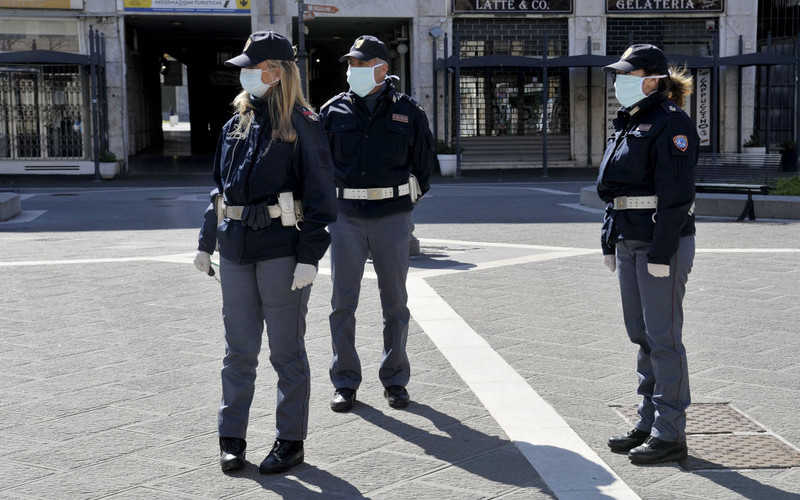 Włochy: Władze wprowadzają obowiązek noszenia masek poza domem