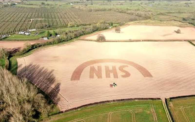 Gigantyczny napis NHS na polu. Niezwykły hołd dla lekarzy i pielęgniarek