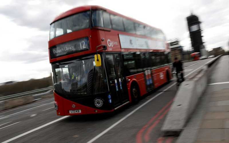 Londyn: Kierowcy autobusów narzekają na brak ochrony przed koronawirusem