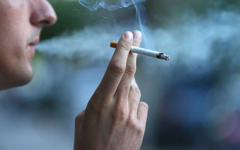 Bloomberg: Jest związek między paleniem papierosów a Covid-19