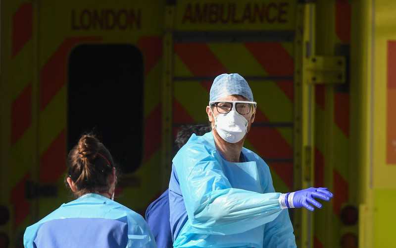 UK: Kolejne zgony lekarzy rodzą pytania o braki odzieży ochronnej