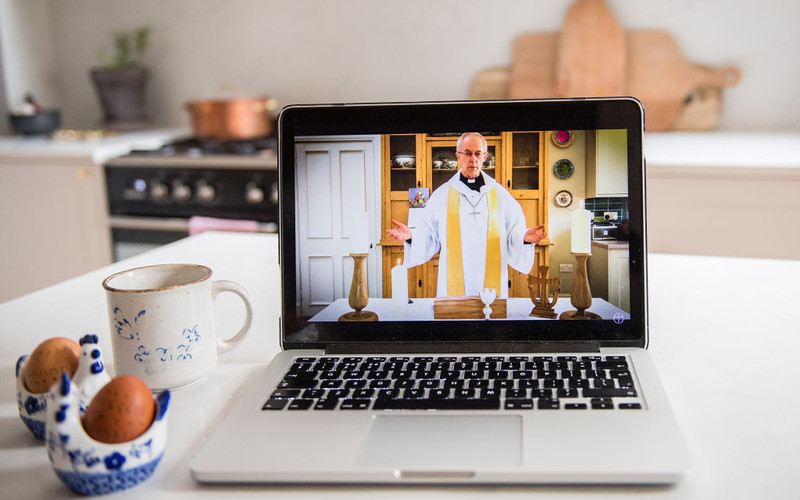 Welby z kuchni swojego domu dziękował "kluczowym pracownikom" w UK