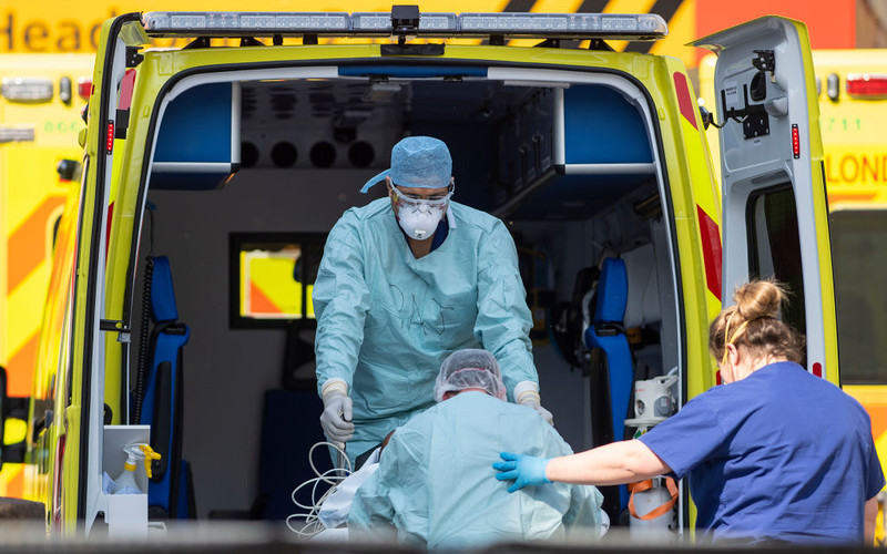 Coronavirus: UK death toll tops 10,000