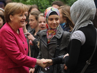 Niemcy: Największa fala uchodźców od 25 lat. Rząd apeluje o pomoc