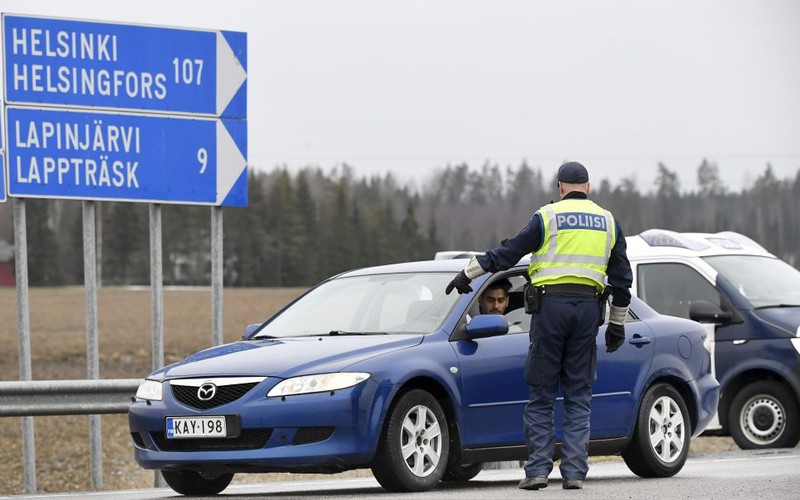 Finlandia: Władze zalecają noszenie maseczek, ale nie gwarantują ich skuteczności