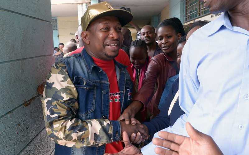 Kenia: Gubernator Nairobi rozdał potrzebującym koniak "do dezynfekcji gardła"