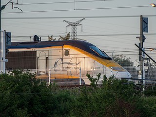 Calais: Imigranci wtargnęli na tory. 6 pociągów utknęło w tunelu