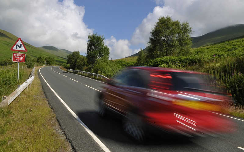Kierowcy w UK traktują puste drogi jak "tor wyścigowy"