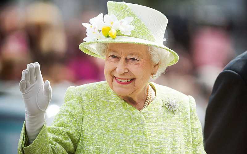 Krawiec królowej Elżbiety II szyje fartuchy dla medyków