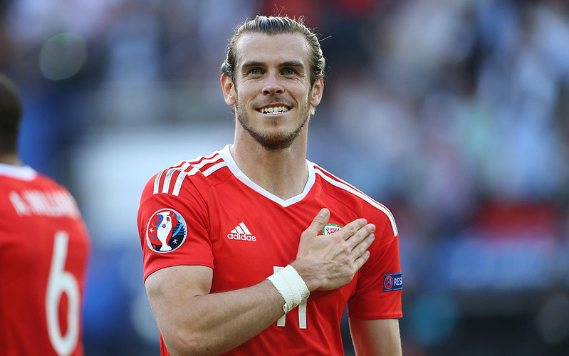 Bale makes £500,000 donation to Cardiff hospital