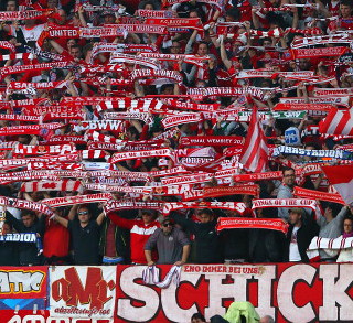 Bayern Munich to set up refugees 'training camp'