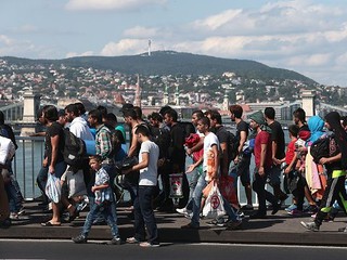 Węgry: Uchodźcy maszerują do Wiednia autostradą