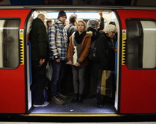 Londyńskie metro coraz bardziej przepełnione i opóźnione