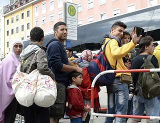 Uchodźcy docierają do Austrii i Niemiec. UE dyskutuje, jak przerwać kryzys