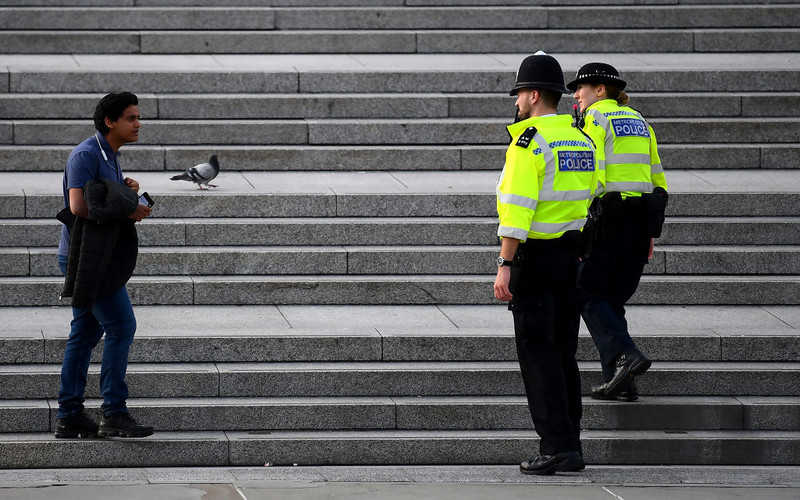 Ile mandatów wystawiła policja w UK za nieprzestrzeganie kwarantanny?