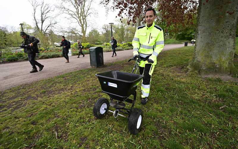 Władze szwedzkiego miasta wylewają w parku obornik, by zniechęcić spacerowiczów