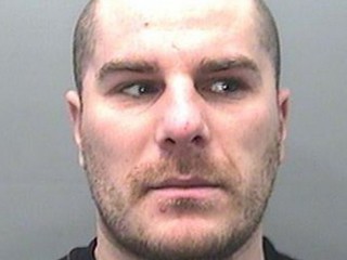 Policja poszukuje czterech Polaków z Walii za napad na salon samochodowy