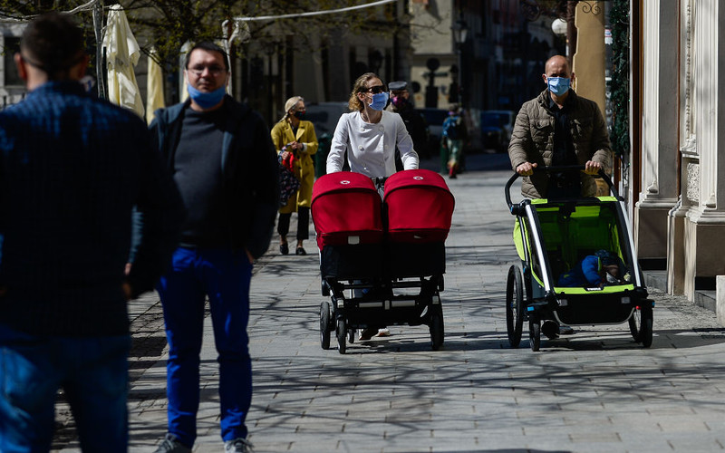 CBOS: Większość Polaków negatywnie o działaniach polskiego rządu w walce z epidemią