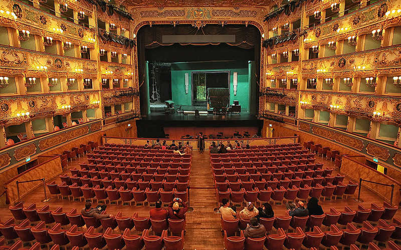 Italy: Before opening theaters, a polemic about masks for actors
