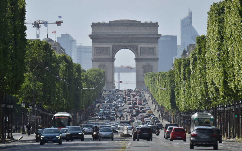 Paryż wraca do życia. Tłumy na ulicach
