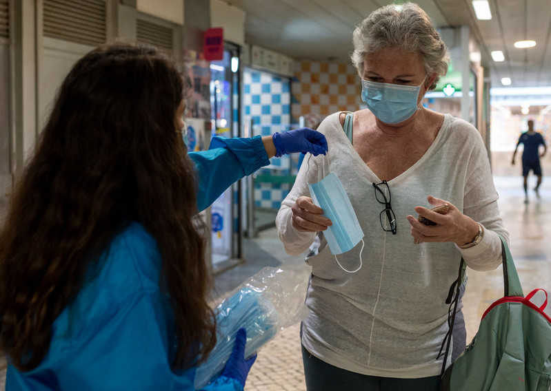 Naukowcy: Gdyby większość ludzi nosiła maseczki, pandemia już by gasła