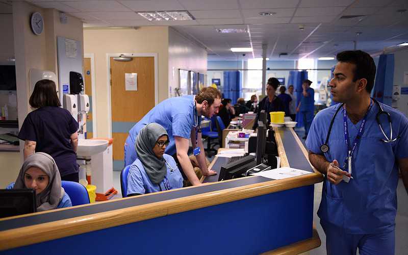 Pacjenci w UK rezygnują z wizyt u lekarza. Boją się zakażenia