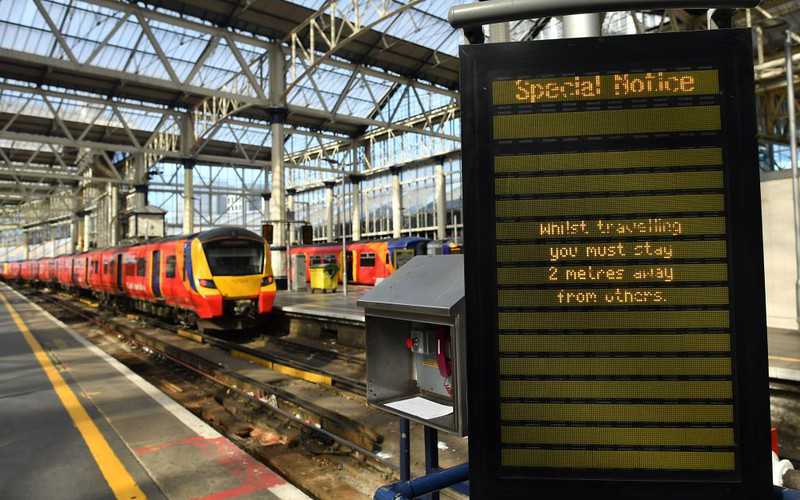 UK: Z powodu koronawirusa ograniczenia w pociągach i na dworcach kolejowych