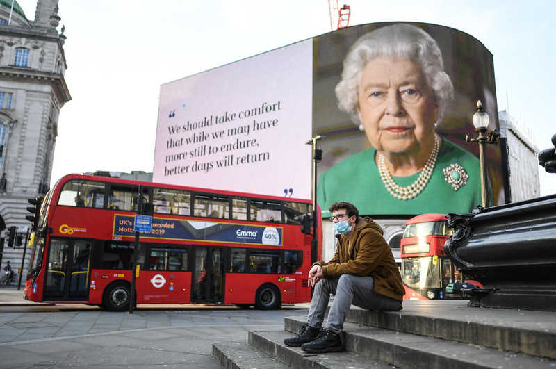Królowa straciła nawet £18 mln przez epidemię