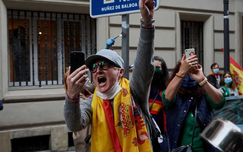 Hiszpanie "odreagowują" kwarantannę na nielegalnych imprezach