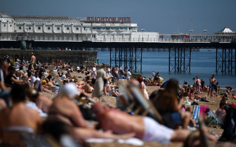 Tłumy Brytyjczyków na plażach. Policji kończą się kartki na mandaty