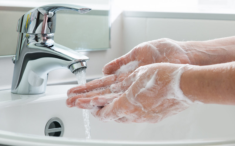 Brytyjscy eksperci: Podczas pandemii myjcie ręce minimum 6 razy dziennie