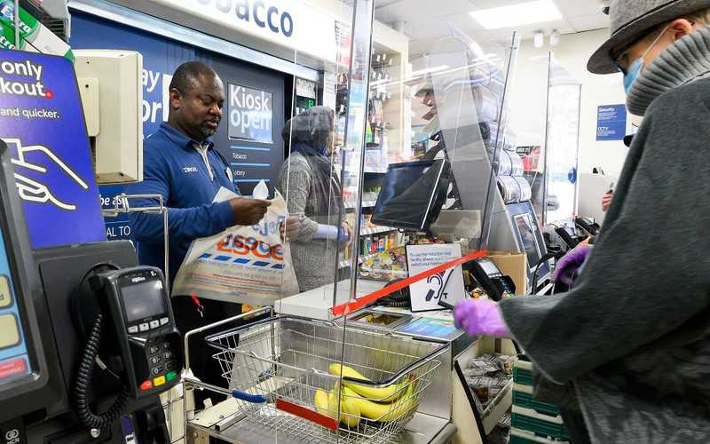 Brytyjskie supermarkety: Noszenie maseczek w sklepach nie jest obowiązkowe 