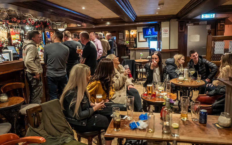 Rząd UK: Zapomnijcie o piciu piwa przy barze