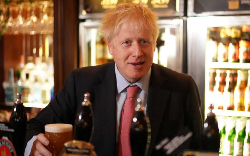 Johnson nie wyklucza otwarcia pubów już w czerwcu 